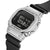 Casio G-Shock Herrenuhr schräg: silbernes Gehäuse, schwarzes Resinband und invertiertes LCD