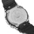 Rückseite der Casio G-Shock: schwarzes Band, silbernes Gehäuse mit Gravur und Befestigung