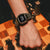 Digitale G-Shock Herrenuhr am Handgelenk mit Metallarmband und dunklem Display