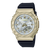 Damenarmbanduhr: achteckiges Metallgehäuse, gelbgoldfarbene Lünette, blaues Silikonband, silbernes Zifferblatt.