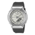 Casio G-Shock Armbanduhr mit silbernem Gehäuse und hellgrauem Zifferblatt, dunkles Harzband.