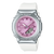 Casio G-Shock GM-S2110 Uhr schräg von vorn: lila Zifferblatt, silbernes Gehäuse, weißes Band