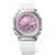 Casio G-Shock GM-S2110 Frontalansicht: lila Zifferblatt, silbernes Gehäuse, weißes Armband