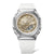 Casio G-Shock Uhr frontal: silbernes Gehäuse, goldfarbenes Zifferblatt, weißes Bio-Harzband