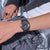 G-SHOCK Armbanduhr am Handgelenk, schwarzes Band und dunkles Zifferblatt mit Display
