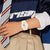 Casio G-Shock Damenuhr mit weißem Resinband am Handgelenk, helles Zifferblatt
