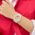 Casio G-Shock Uhr am Handgelenk mit cremefarbenem Silikonarmband und Ana-Digi-Display