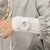 Casio G‑SHOCK Damenarmbanduhr am Handgelenk mit weißem Band und rundem Ziffernblatt
