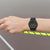Trageansicht: schwarze G-Shock-Armbanduhr am Handgelenk, Zifferblatt mit neonfarbenem Akzent