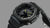 Detailansicht: schwarzes Uhrgehäuse der G-Shock-Armbanduhr mit neonfarbener Sekunden- und Minutenanzeige