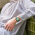 Handgelenk mit Casio G-Shock Armbanduhr: transparentes Band, grünes Zifferblatt, Ana-Digi