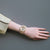 G-Shock Damen-Armbanduhr am Handgelenk, sandfarbenes Resinband und Analog-Digital