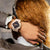 Montre G-Shock pour femme avec bracelet beige et cadran sombre, vue de côté