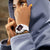 Montre blanche pour femme au poignet avec bracelet en caoutchouc et boîtier rond