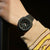 Montre G-Shock pour femme au poignet : boîtier noir avec cadran sombre et éléments lumineux