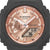 Casio G-Shock Uhr im Nahblick: roségoldfarbenes Zifferblatt mit Digitalanzeige