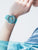 Montre G-Shock transparente pour femme au poignet avec bracelet turquoise