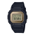 Casio G-SHOCK Digitaluhr mit dunklem Resingehäuse, LCD-Display und Aufdruck „WATER 20BAR RESIST“