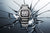 Herrenarmbanduhr mit silbernem Metallgehäuse und digitalem Display, stark beschädigt