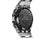 Herrenarmbanduhr mit schwarzer Rückseite aus Metall und eingravierten Angaben am Gehäuse