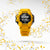 Casio G-SHOCK Herrenuhr gelb mit schwarzem Display, umgeben von Wasser-Perlen.