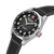 Armbanduhr mit schwarzem Zifferblatt und braunem Lederarmband
