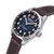 Armbanduhr mit schwarzem Zifferblatt und braunem Lederarmband im Profil