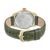 Armbanduhr-Rückseite mit goldenem Gehäuse und grünem Lederarmband mit Schließe