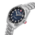 Herren-Armbanduhr mit schwarzem Zifferblatt und Edelstahlarmband, seitlicher Blick