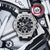 Herren-G-Shock Uhr Nahansicht: schwarzes Zifferblatt, Edelstahlring, schwarzes Silikonarmband