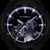 Casio G-Shock Zifferblatt mit dunkler Oberfläche und violetten Akzenten bei Nachtbeleuchtung