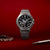 Casio G-Shock Herrenuhr mittig: schwarzes Ziffernblatt, silberfarbenes Edelstahlgehäuse