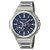 Casio G-Shock Herrenuhr 3/4-Ansicht: blaues Zifferblatt, silbernes Metallarmband und markante Indexe