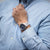 Casio G-Shock Herrenuhr am Handgelenk mit blauem Zifferblatt und silbernem Metallarmband