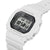 Herrenarmbanduhr Casio G-SHOCK in Weiß mit schräger Ansicht des Digitaldisplays