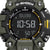 Nahaufnahme der Digitalanzeige der G-SHOCK Mudman Herrenuhr mit 10:59 und gelbem Akzentring