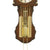 Détail de l'horloge à pendule : chaînes dorées et pendule cylindrique dans un cadre en bois