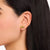 Boucles d'oreilles clous roses plaquées or sur l'oreille