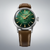 Automatik-Armbanduhr: grünes Zifferblatt, goldfarbene Zeiger, braunes Lederarmband