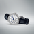 Seiko Presage Uhr in Seitenansicht, blaues Lederarmband, weißes Zifferblatt mit blauen Indexen