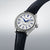 Herrenarmbanduhr: blaues Lederarmband, silbernes Gehäuse, weißes Zifferblatt mit Seiko