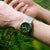 Seiko Herren-Armbanduhr am Handgelenk mit grünem Zifferblatt und Stahlarmband