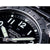 Detailansicht von Lünette und Zeigern der Armbanduhr mit Zifferblatt in Weiß