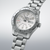 Seiko Armbanduhr in Schrägsicht, weißes Zifferblatt, silbernes Metallband