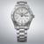 Seiko Armbanduhr frontal, weißes Zifferblatt mit Indexen, silbernes Metallband