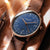 Montre homme avec cadran bleu, boîtier couleur or rose et bracelet en cuir marron