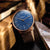Montre homme avec cadran bleu, bracelet en cuir marron et lunette or rose