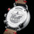 Fond de montre homme : boîtier argenté avec gravure, bracelet en cuir noir avec bandes rouges