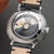 Fond de boîtier de montre pour homme transparent avec mouvement visible et bracelet en cuir beige