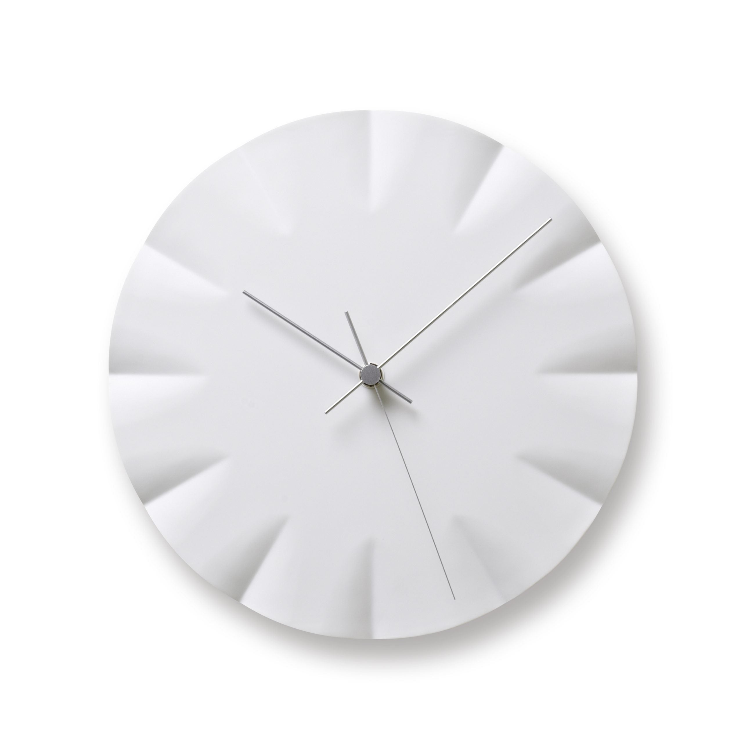 Runde Wanduhr in Weiß mit gerippten Segmenten am Zifferblatt und schlanken Zeigern